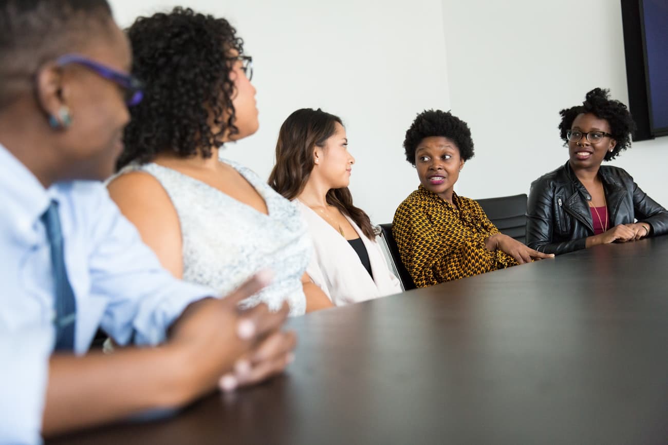 Un team di recruiting che analizza insieme i dati verificati dei candidati